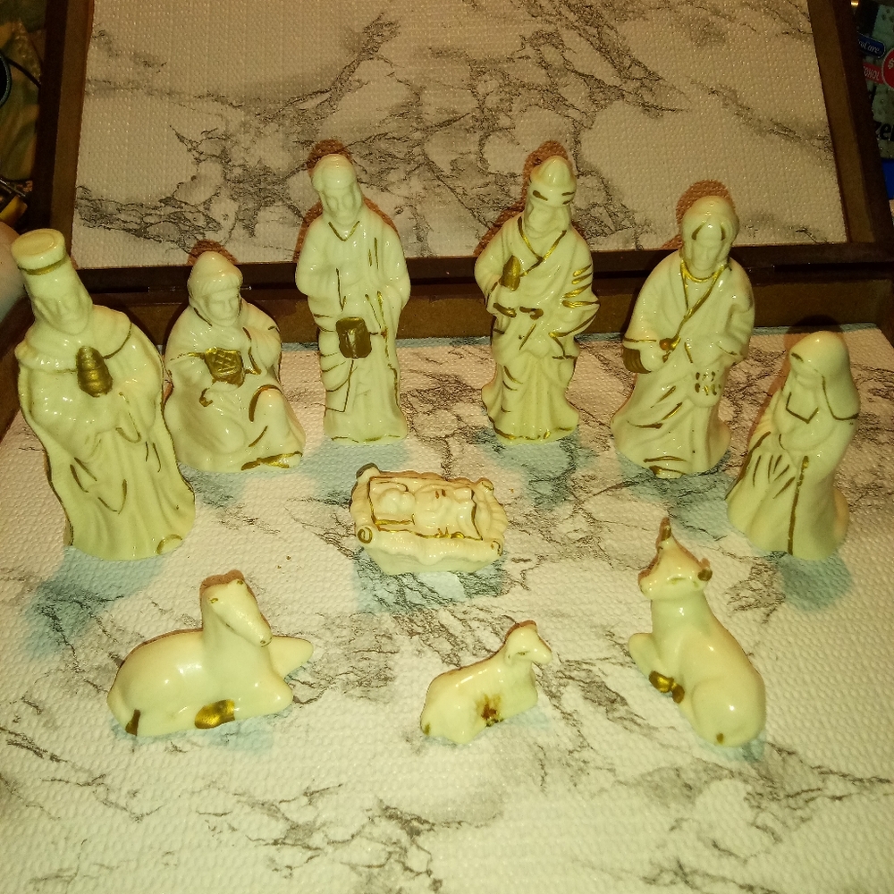 Vintage 10 piece nativity scene
